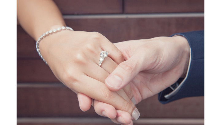 Jak nosić pierścionek zaręczynowy po ślubie?